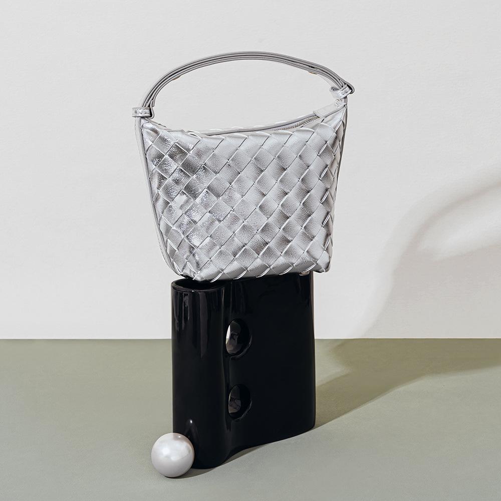 New woven lunch box bag, wind niche design silver bucket bag large capacity leather handbag women