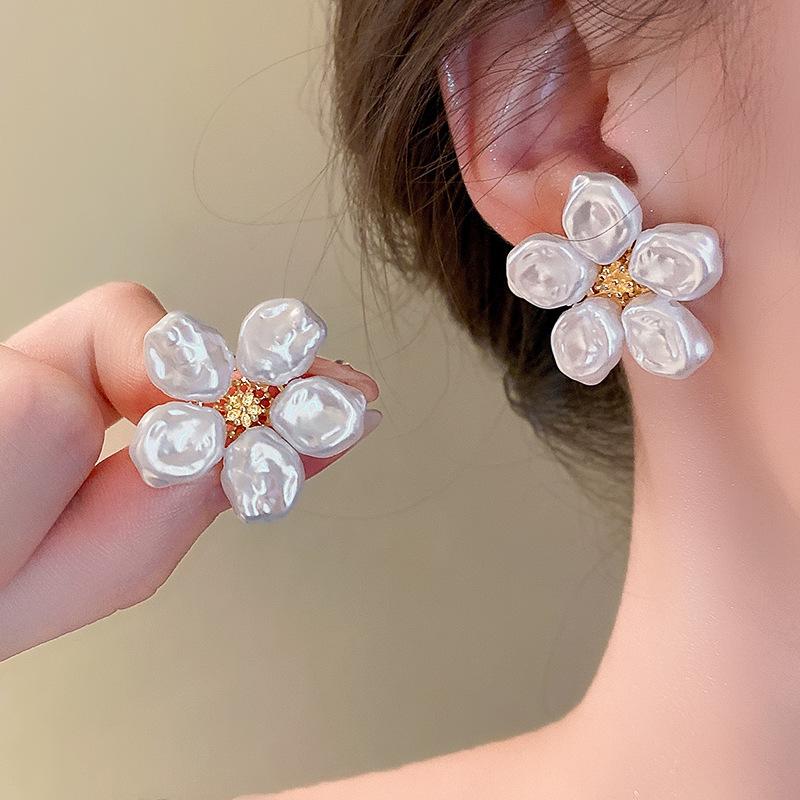 2024 New Trendy White Brown Resin Flower Hoop Earrings for Women Fashion Gardenia Earings Statement Jewelry Wholesale