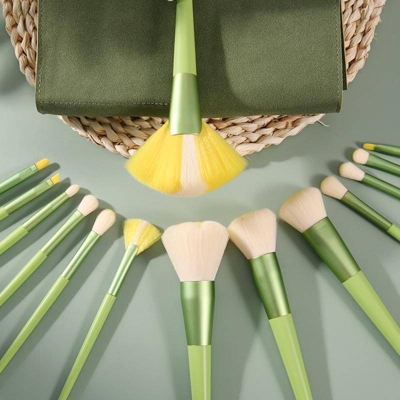 High-Grade Little Daisy 14-Piece Makeup Brush Set: Soft Bristle Powder and Fan-Shaped Highlighter Brushes for Beauty Application.