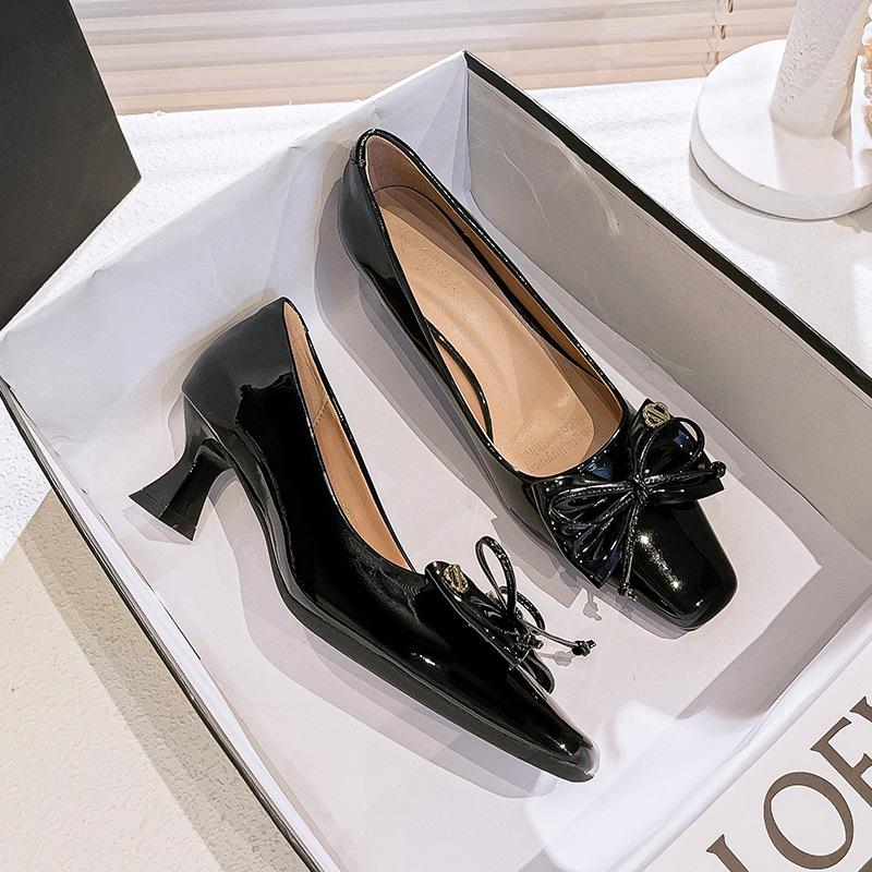 

Square head single shoes women s middle heel 2024 new Spring Festival bow red wedding shoes temperament French high heels stiletto 40 чорний