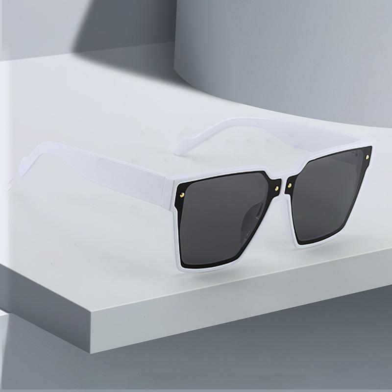 Vintage Trendy Sunglass for Women Square Frame Gradient Lens Fashionable Avant Garde Eyewear