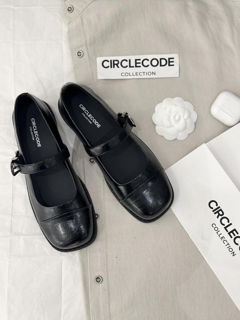 Retro Mary Jane shoes women's 2025 autumn new French versatile one-word buckle with low heel with skirt light mouth single shoes
