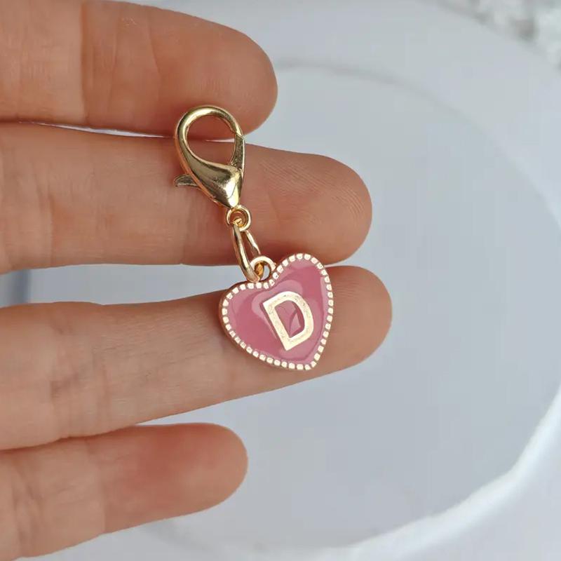 Gorąca sprzedaż 26 liter angielskich różowy dwustronny breloczek z brzoskwiniowym sercem w kształcie serca stopowy dodatek wisiorek