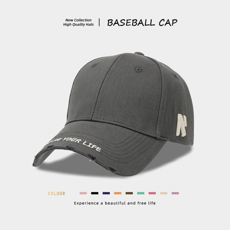 The New Simple and Versatile Baseball Cap for Men and Women Couples Has a Large Head Circumference, a Wide Brim, a Soft Top, and a Small Peaked Cap.