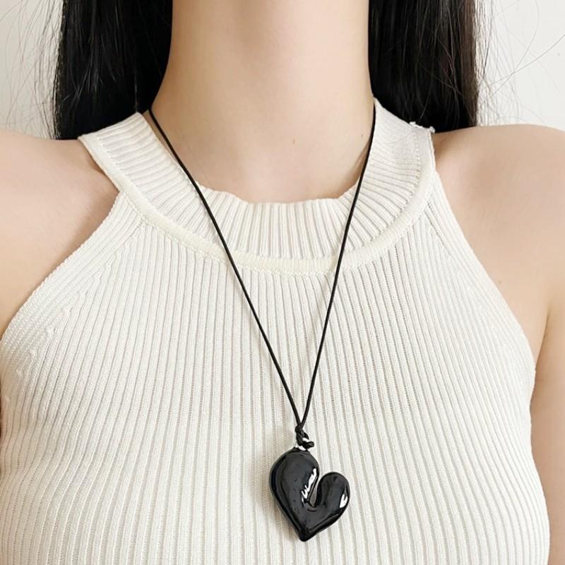 New Goth Irregular Heart Pendant Choker Necklace for Women Elegant Adjustable Black Leather Rope Necklace Jewelry Gifts