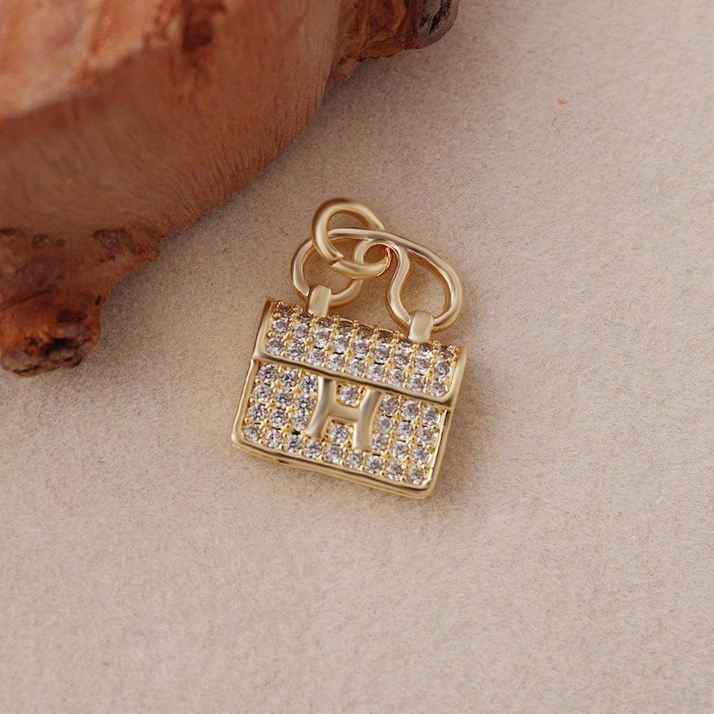 

Роскошное ожерелье-цепочка на ключицу из 18-каратного золота с подвеской-каньканом с алмазным покрытием