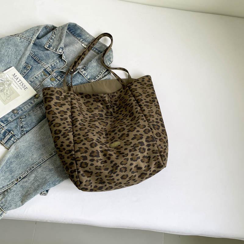 

Leopard print canvas bag women s 2025 autumn new fashion college style tote bag casual shoulder large capacity cloth bag