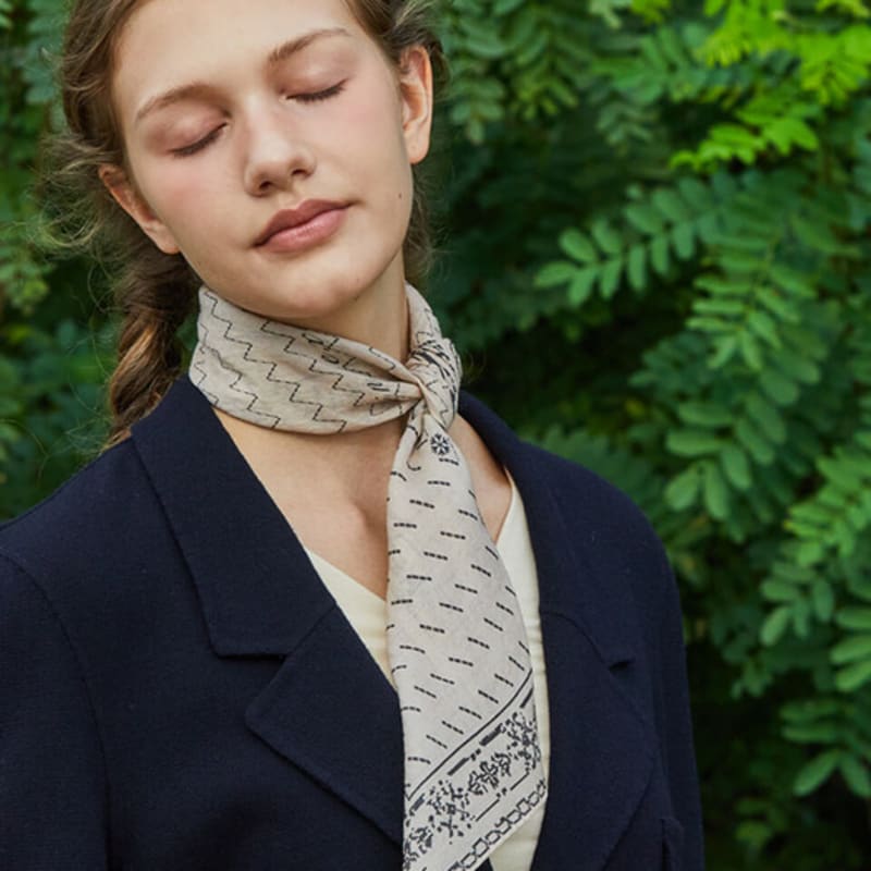 ANA MAISON Text from Ivory Silk Wool Petit Scarf [PMPsw-1427]