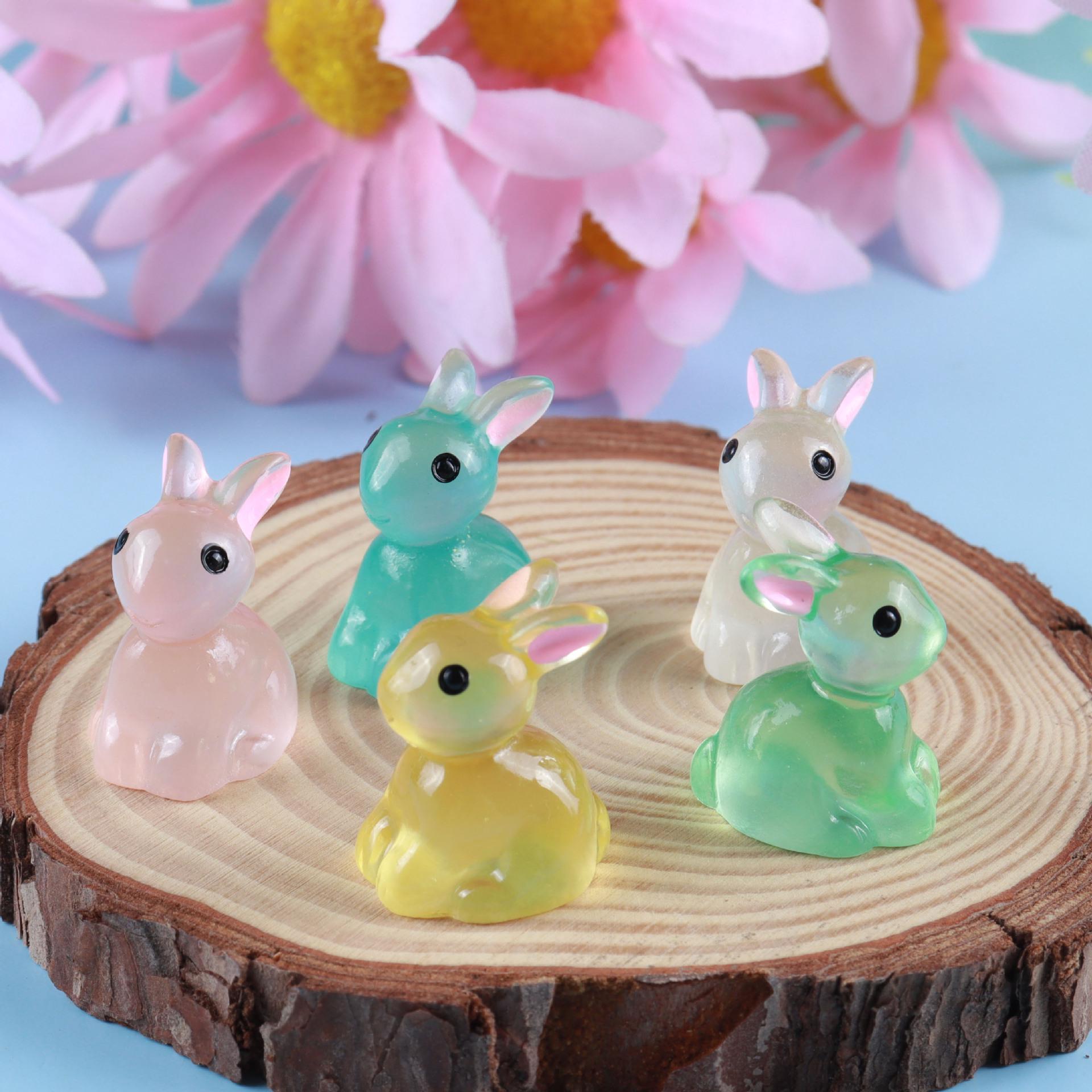 

Миниатюра из смолы Туски: Маленький белый кролик с маленькими ушками для украшения микроландшафта мхом.