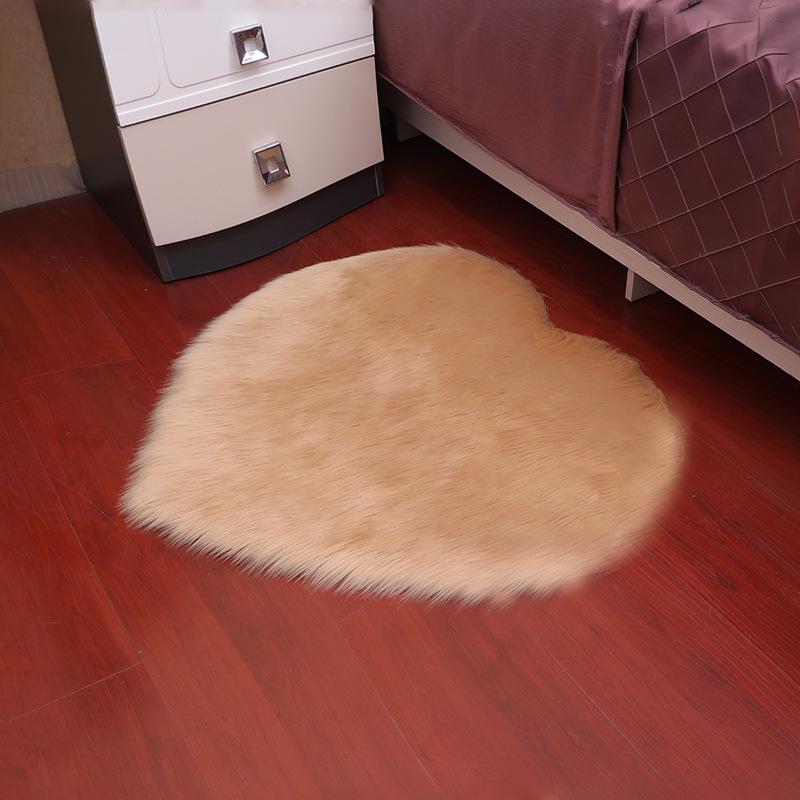1pcs Mini Love Heart Rugs Artificial Wool Sheepskin Hairy Carpet Gorgeous Home Bedroom Decoration Carpets Soft Non-slip Mat
