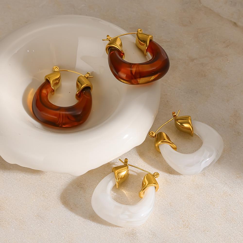 European and American Retro Maillard Amber Resin U-shaped Earrings, Earrings Plated with 18k Gold Stainless Steel Waterproof Earrings.