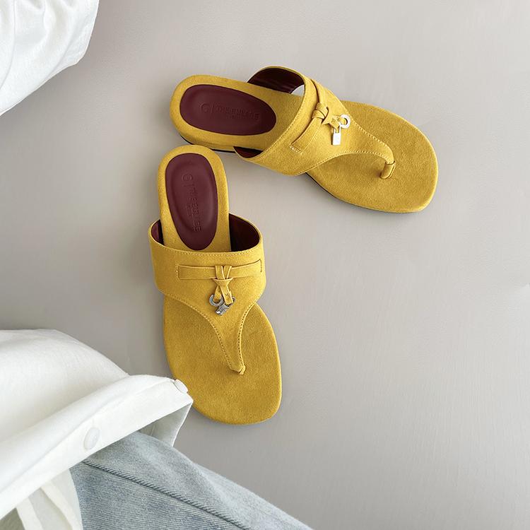 Soft-soled French small sandals outside women's shoes 2025 summer retro fairy wind pinch foot flip-flops flat-bottomed slippers tide