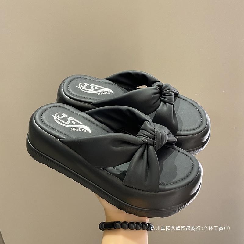 La hauteur est augmentée de 6 cm, le petit homme fait du 34, et les pantoufles pour femmes sont légères et super épaisses en été. L'homme petit je