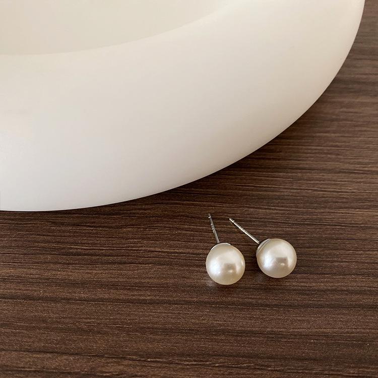 Minimalist Cold Wind Pearl Stud Earrings Female French Retro Hepburn Style Simple Versatile Temperament Earrings Internet Celebrity Earrings