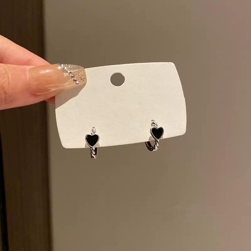 

Корейские серьги-пусеты в виде темного сердца любви: Женский нишевый дизайн, 2022 Холодный стиль