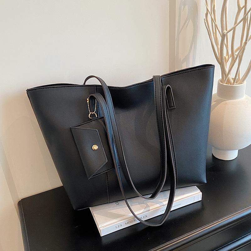 

Зарубежный стиль однотонная осенне-зимняя универсальная сумка-тоут большой вместимости женская повседневная индивидуальность ленивый стиль модная сумка на плечо чёрный