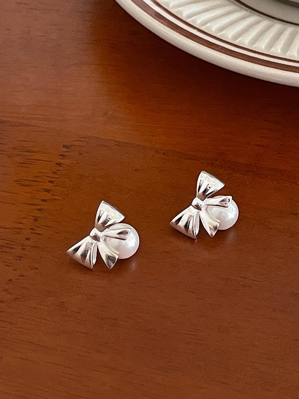 

Легкие роскошные элегантные темпераментные серьги-гвоздики с жемчугом, изысканные и милые серьги-бантики, нишевые высококачественные серебряные серьги-иглы, новые A pair of 925 silver