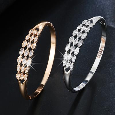 Bracciale lucido stile business semplice intarsiato con micro zirconi scavati in stile coreano di nuova moda per il regalo di Natale della fidanzata