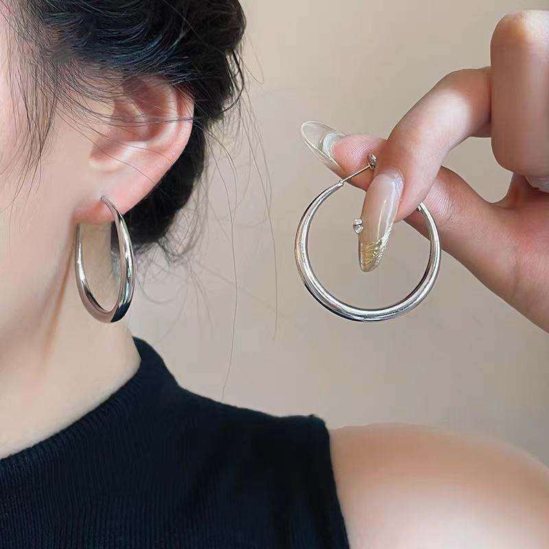 

Fashionable Large Circle Plain Ring Earrings, Women s High-end Feeling Ear Clips, Earrings, New Popular Earrings, Earrings 3cm