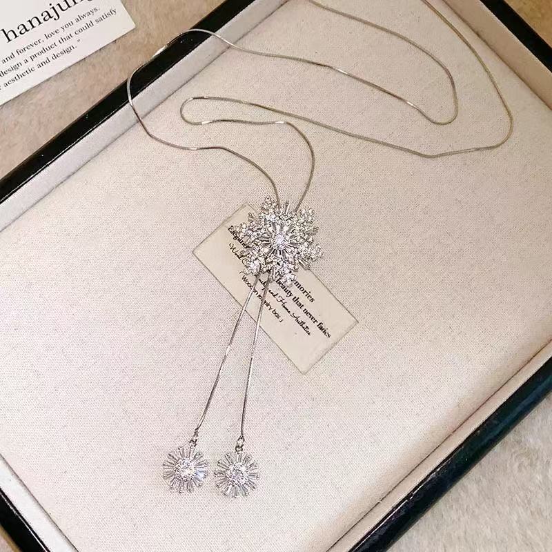 

Adjustable Sliding Chain Rotating Snowflake Rhinestone Pendant Necklace for Women , Light Style 41 - 50cm серебряный