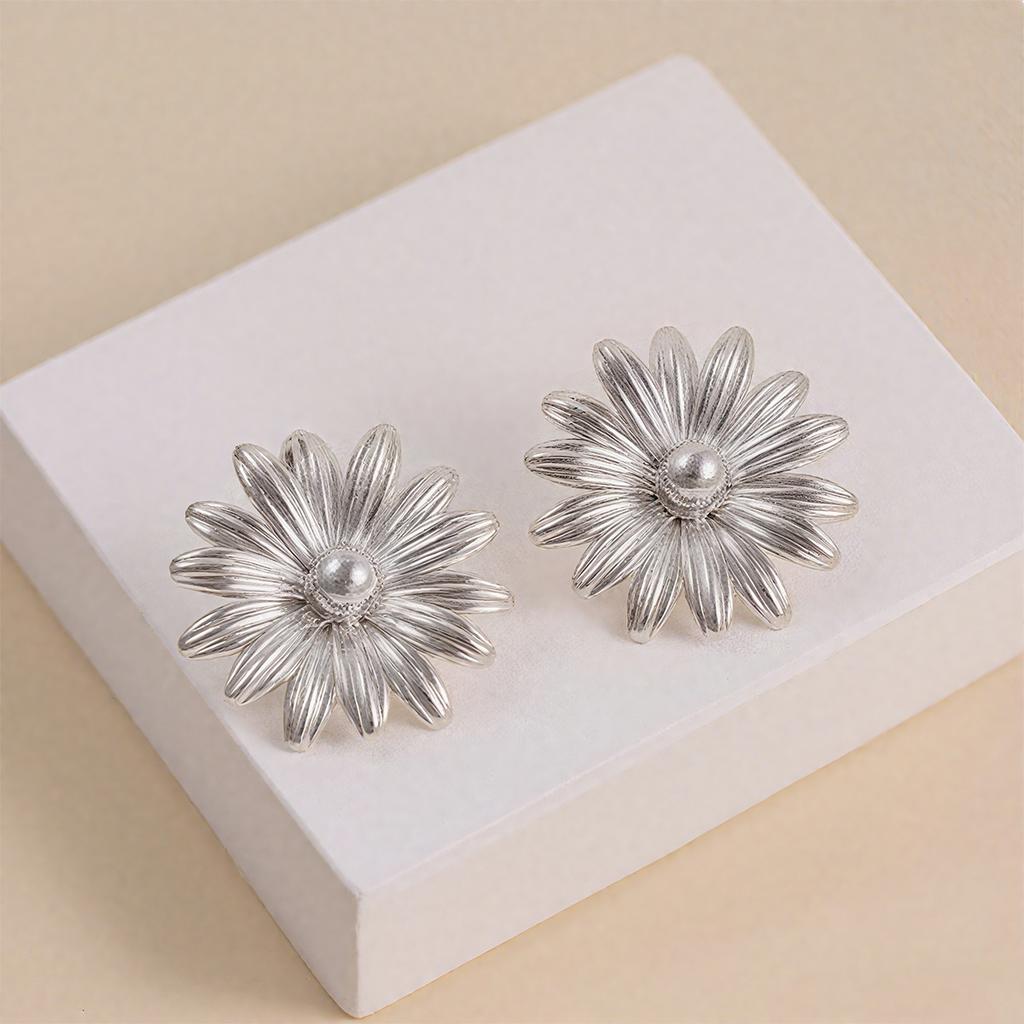Retro Style Daisy Earrings, Luxury Design, Three-dimensional Petal Earrings