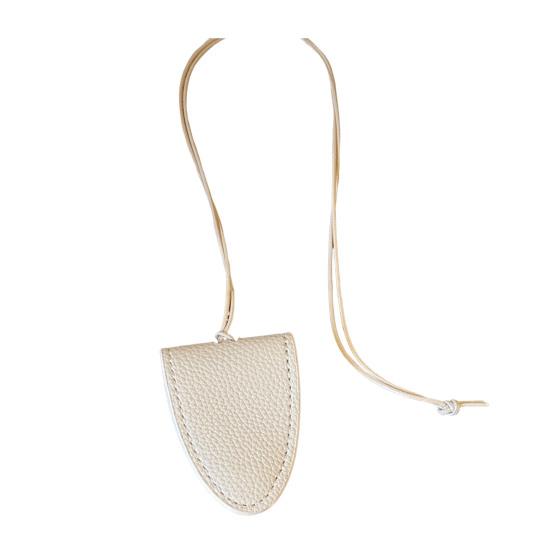 

Magnetic Eyeglass Holder Wearable Faux Leather Glasses Keeper Eyeglass Hanger Clip with Lanyard for Sunglasses Eyeglasses білий