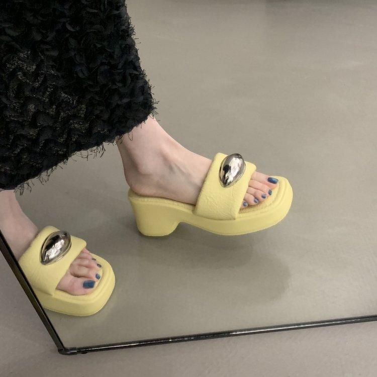 

Thick-bottomed cool slippers women s new summer 2025 new outer wear casual and light one-word drag small soft-bottomed muffin 35
