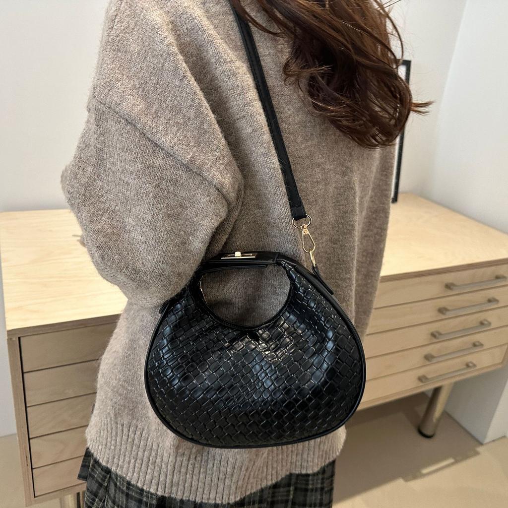 Simple casual trend foreign style crescent bag retro portable shoulder summer fashion messenger bag bag
