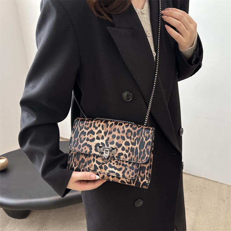 Chic Medium Sized Leopard Print Shoulder Bag With Lock Closure For Everyday Use