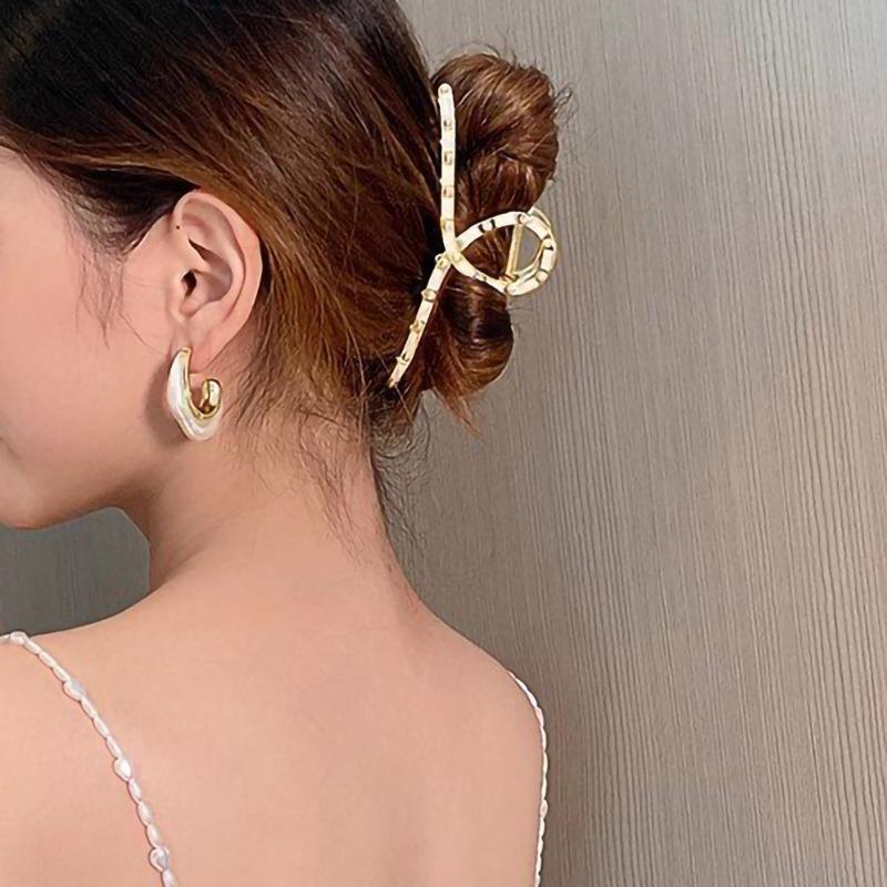 Irregular metal painted oil stud earrings for women, imitation pearl ear plug niche design, elegant ins Korean version jewelry