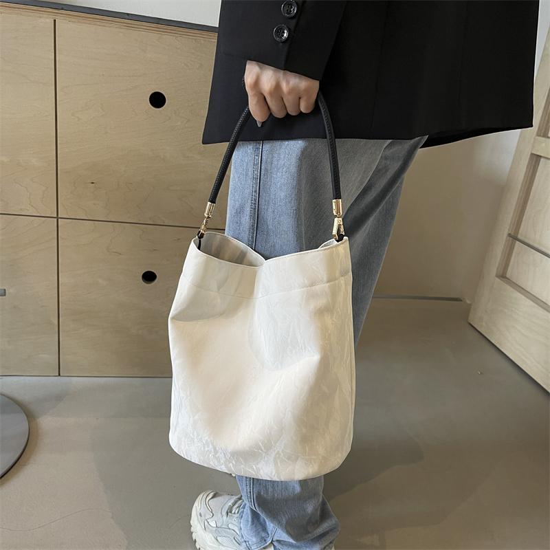 Мягкая кожаная сумка через плечо — фото 15