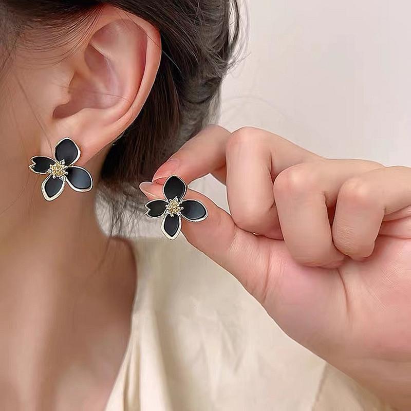 Retro Black Xiaoxiangfeng Stud Earrings Women's Fashion Elegance Temperament High-end Earrings Bow Love Versatile Earrings