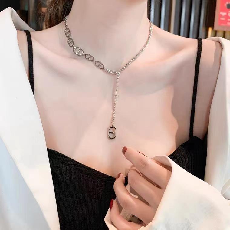 Elegant Colorfast 18K Rose Gold Necklace with Swan & Four-Leaf Clover Charm