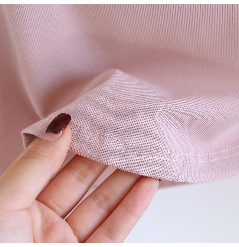 Dámské tričko s krátkým rukávem s vycpávkou na hrudi, nepravidelným lemem, čtvercovým výstřihem a spodním lemem pod prsy — Ideální na léto.