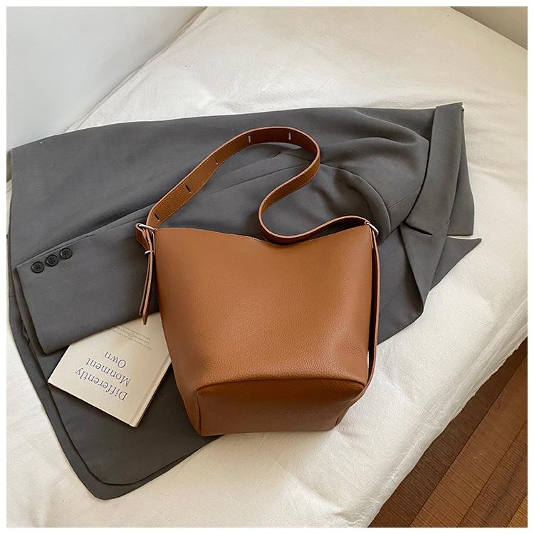 

Корейская версия однотонной женской сумки через плечо 2025 новая маленькая квадратная сумка большой вместимости для ношения по диагонали портативная сумка для матери и ребенка сумка-мессенджер коричневый