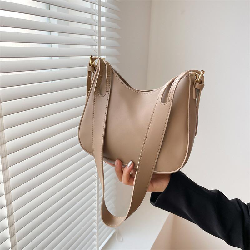 High-end Crescent Handbag For Women With Large Capacity And Retro Vibes