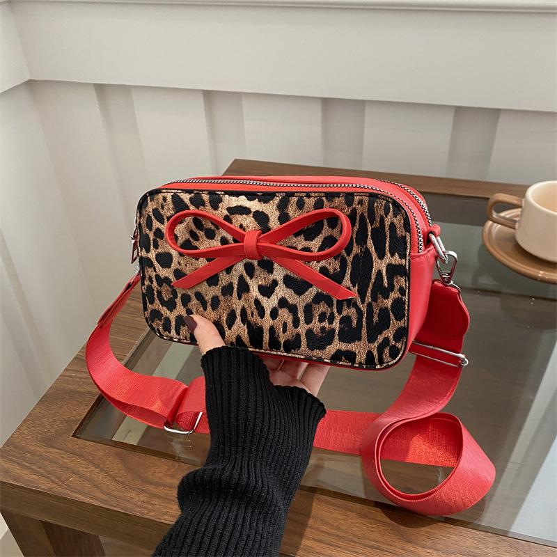 

2025 winter new trendy leopard print large capacity small square bag with simple texture camera bag wide shoulder strap bow single shoulder красный