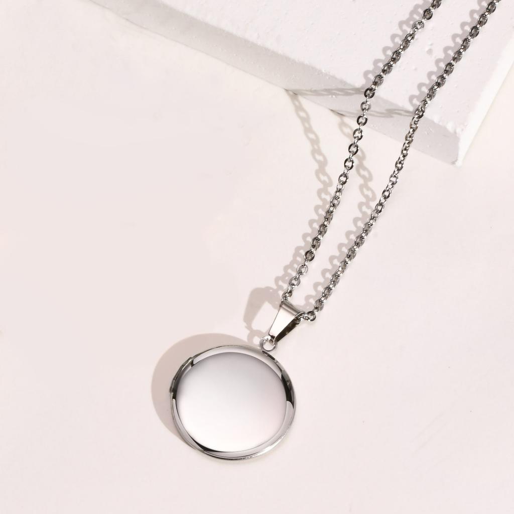 Silver Color Love Heart Photo Frame Pendant Necklace for Women Delicate Floral Oval Heart Locket Pendant  Family Love Collar