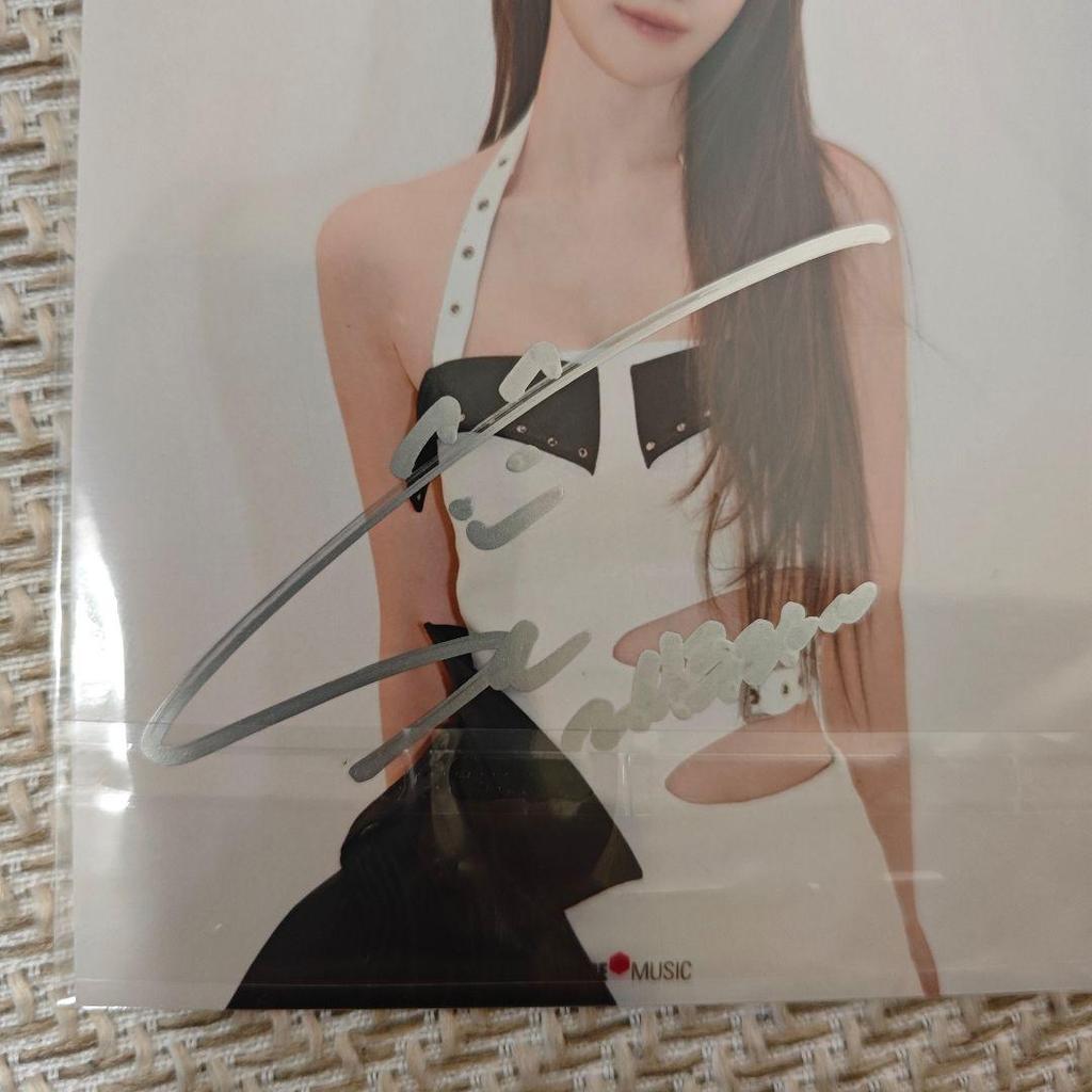 [USED] Autographed Photo LE SSERAFIM Sakura Same-day Delivery