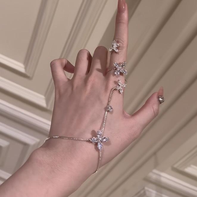 Exquisite European and American Geometric Flower Diamond Bracelet - Luxurious High-End Jewelry Design