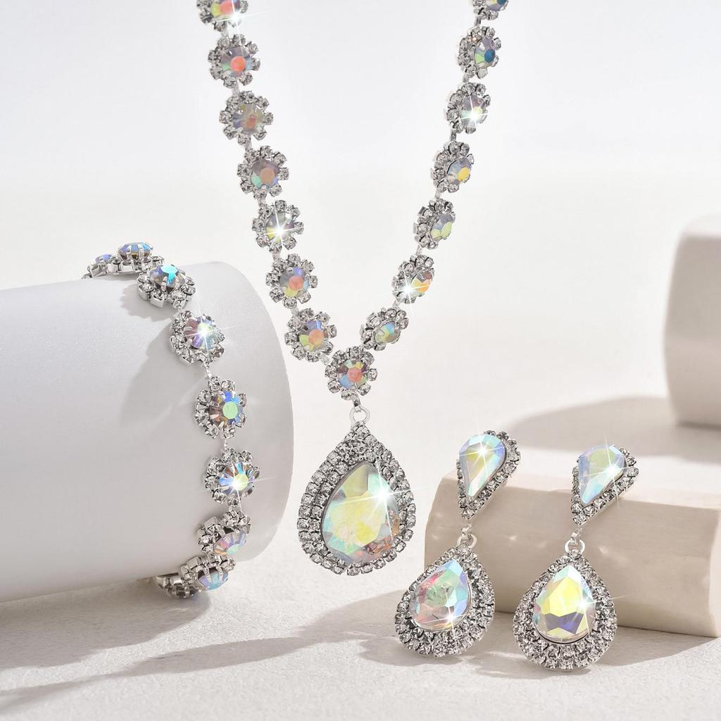 Ensemble de bijoux de mariée: Collier, Boucles d'oreilles à clous, Bracelet - Design floral multicolore avec accents de diamants complets