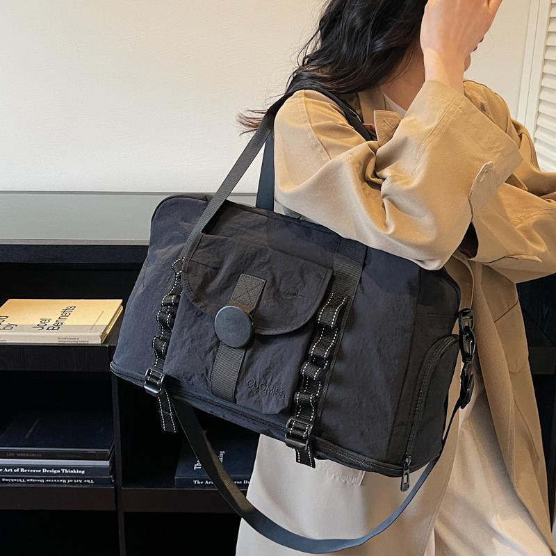 Fashionable Travel Duffel Bag with Adjustable Strap Multiple Pockets Large Capacity Weekend Carry On Bag