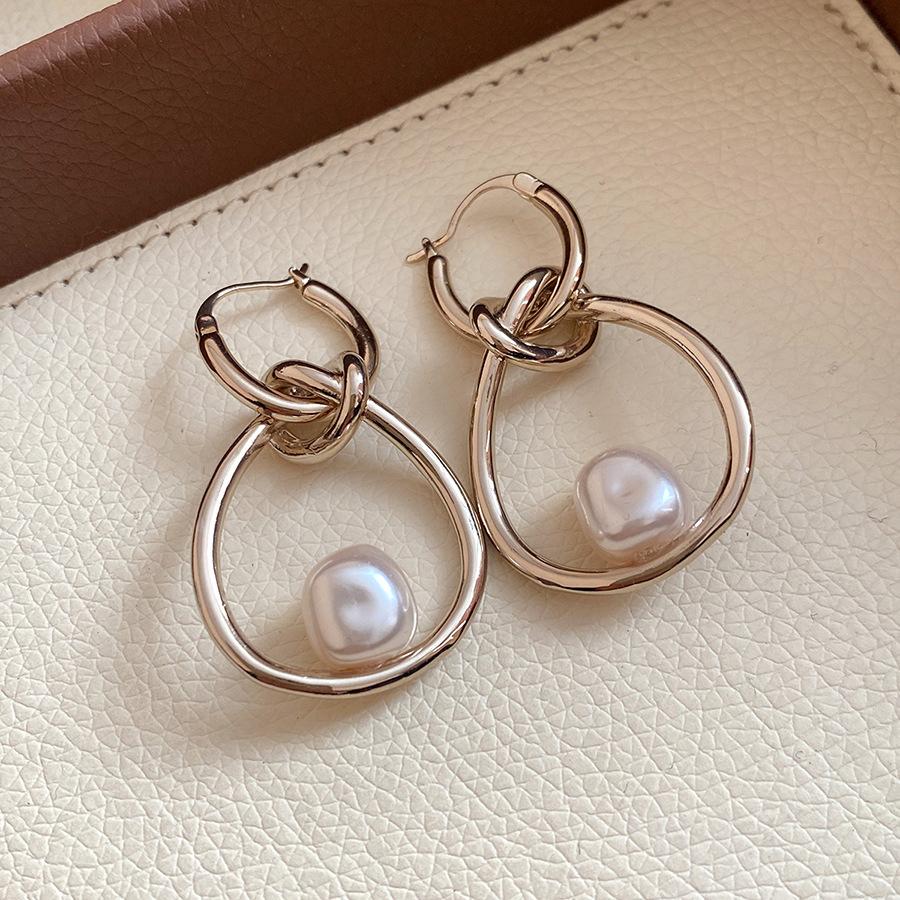 

European and American irregular pearl knotted pendant ear buckle retro personality fashion temperament earrings light luxury high-end earrings