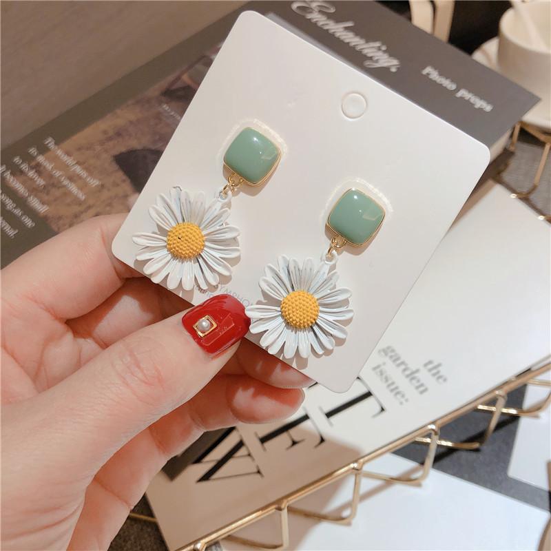 

High grade drop glazed sunflower earrings colorful daisy earrings women s Korean temperament fashionable and versatile earrings 6*3 cm
