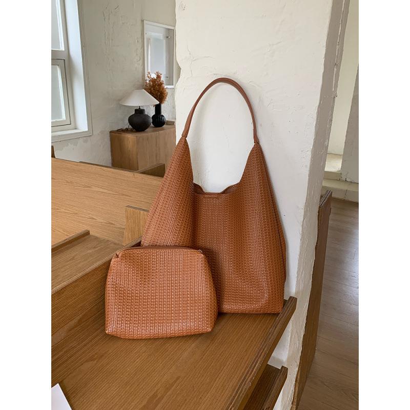 

Large-capacity bag women s 2025 autumn and winter new simple casual soft leather shoulder underarm bag retro commuter mother and child bag