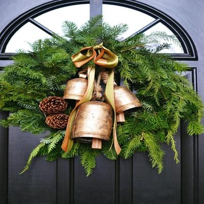 Sinos de vaca pendurados em metal em corda de juta para o Natal, jardim doméstico, porta velha enferrujada e árvore de Natal, decoração vintage e gigante pendurada