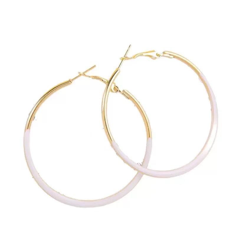 Серебряные преувеличенные серьги-каффы в виде кругов - Высокая мода с трендом белой капельной эмали