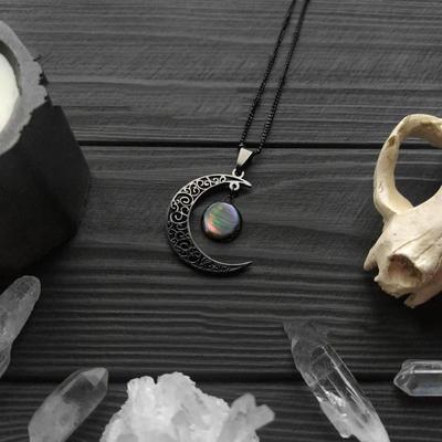 Gotický náhrdelník s půlměsícem, temný styl, černý náhrdelník s měsícem, wiccanský čarodějnický styl, makabrální amulet, půlměsíc Luna, ručně vyráběné šperky pro ženy
