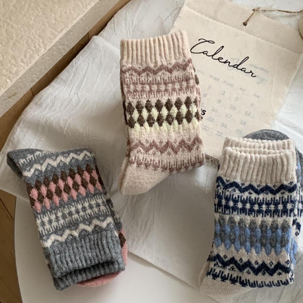 Women's Retro Fair Isle Wool Socks - Ethnic Style, Warm, Mid-Calf, Perfect for Autumn/Winter