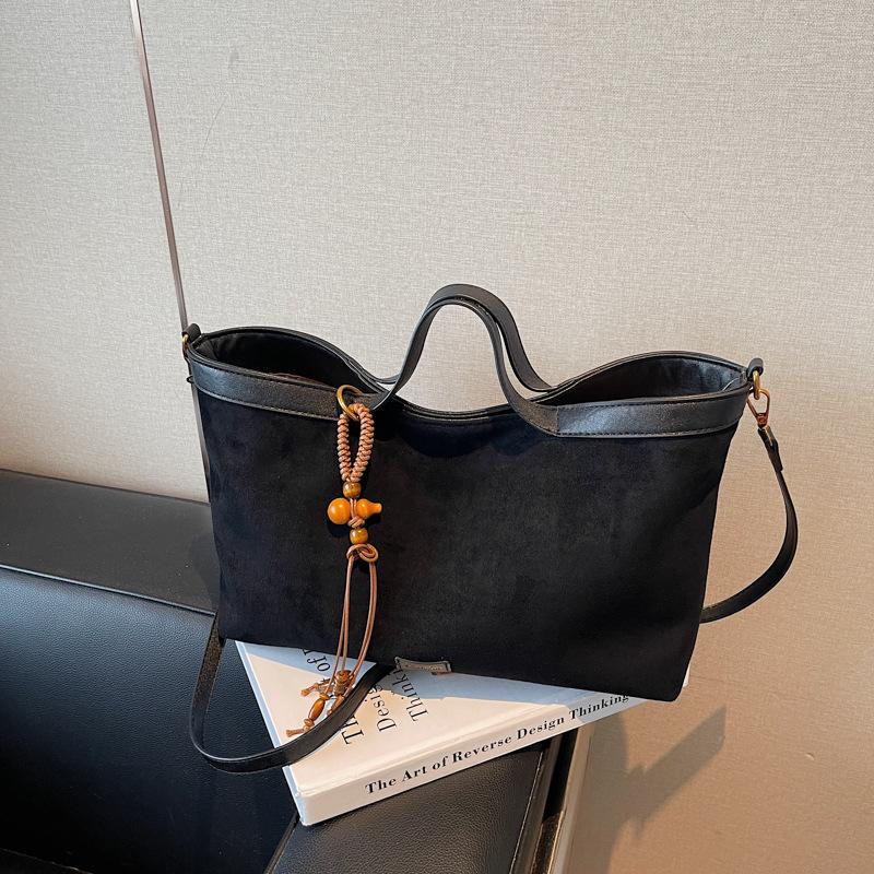 Premium textured bag women's large capacity 2025 new autumn and winter versatile retro messenger bag portable commuter tote bag